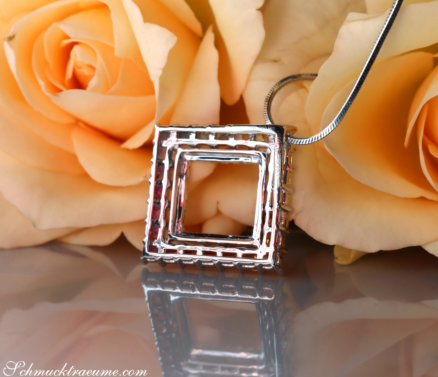 Schmuckanhänger aus Weißgold mit funkelnden Saphiren und Brillanten