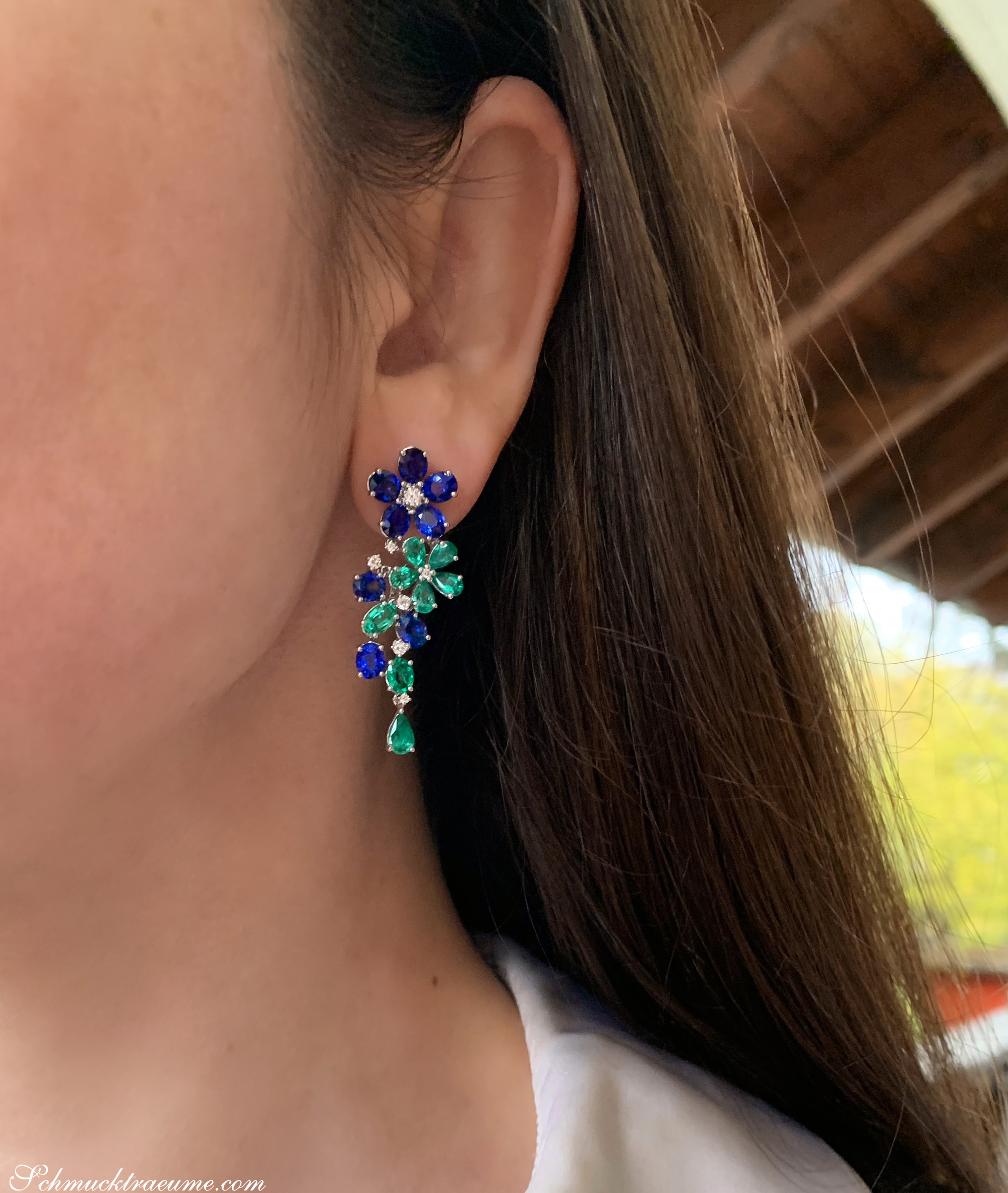 Ohrgehänge aus Weißgold 750 mit funkelnden Smaragden und Saphiren im Blüten-Design