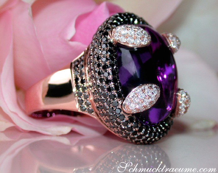 Roségold-Ring mit Amethyst und Diamanten auf Rosenblüte