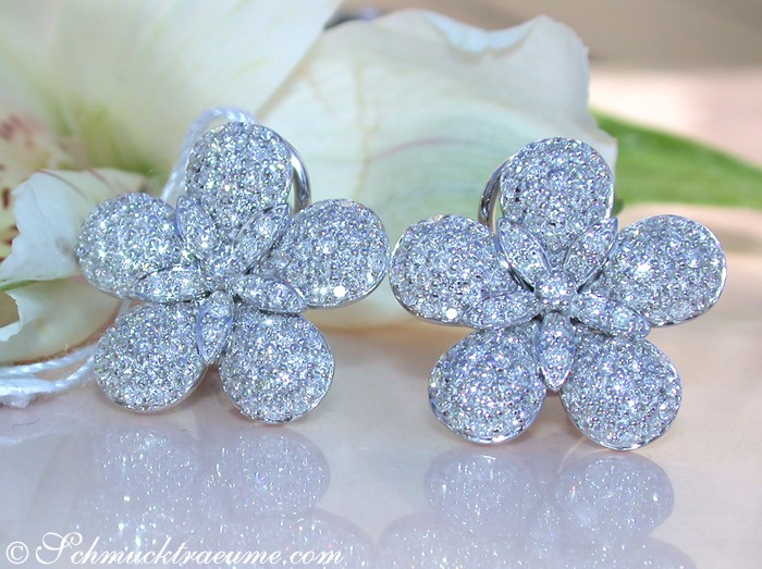 Blumenförmige Diamant-Ohrstecker in Weißgold 585, elegant auf weißem Hintergrund mit Blütendetail.