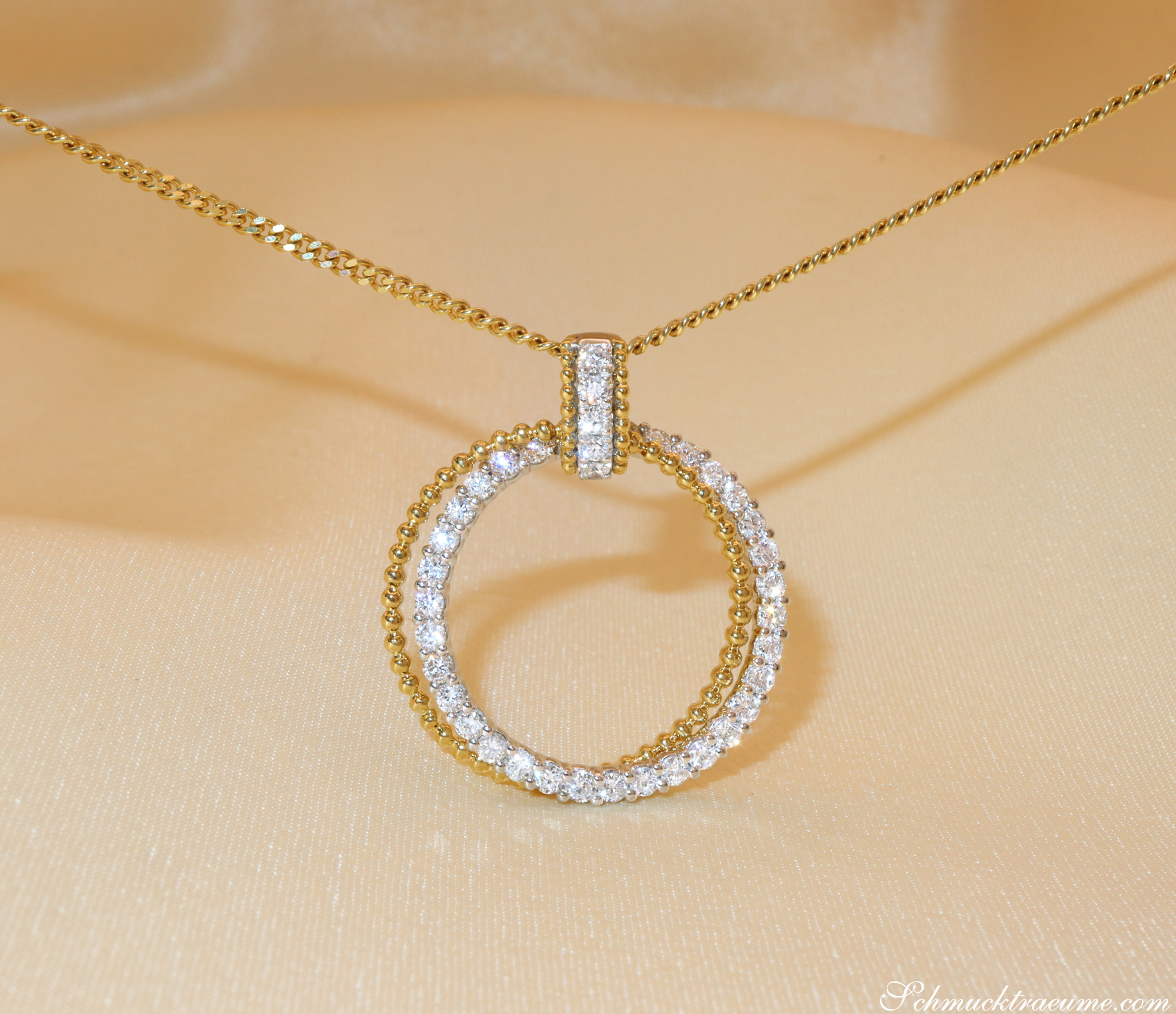 Gelbgold-Kreisanhänger mit Brillanten-Detail auf Kette, elegantes Design