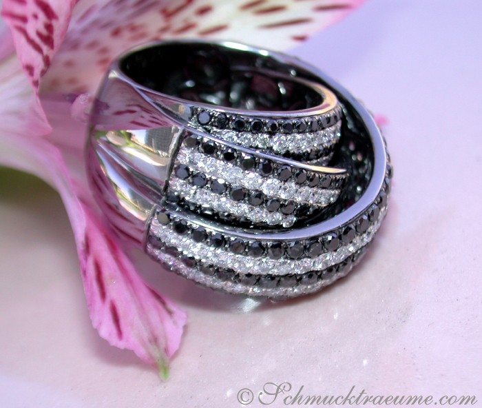 Schwarz-weißer Diamant-Ring mit Kreuzdesign, Detailaufnahme