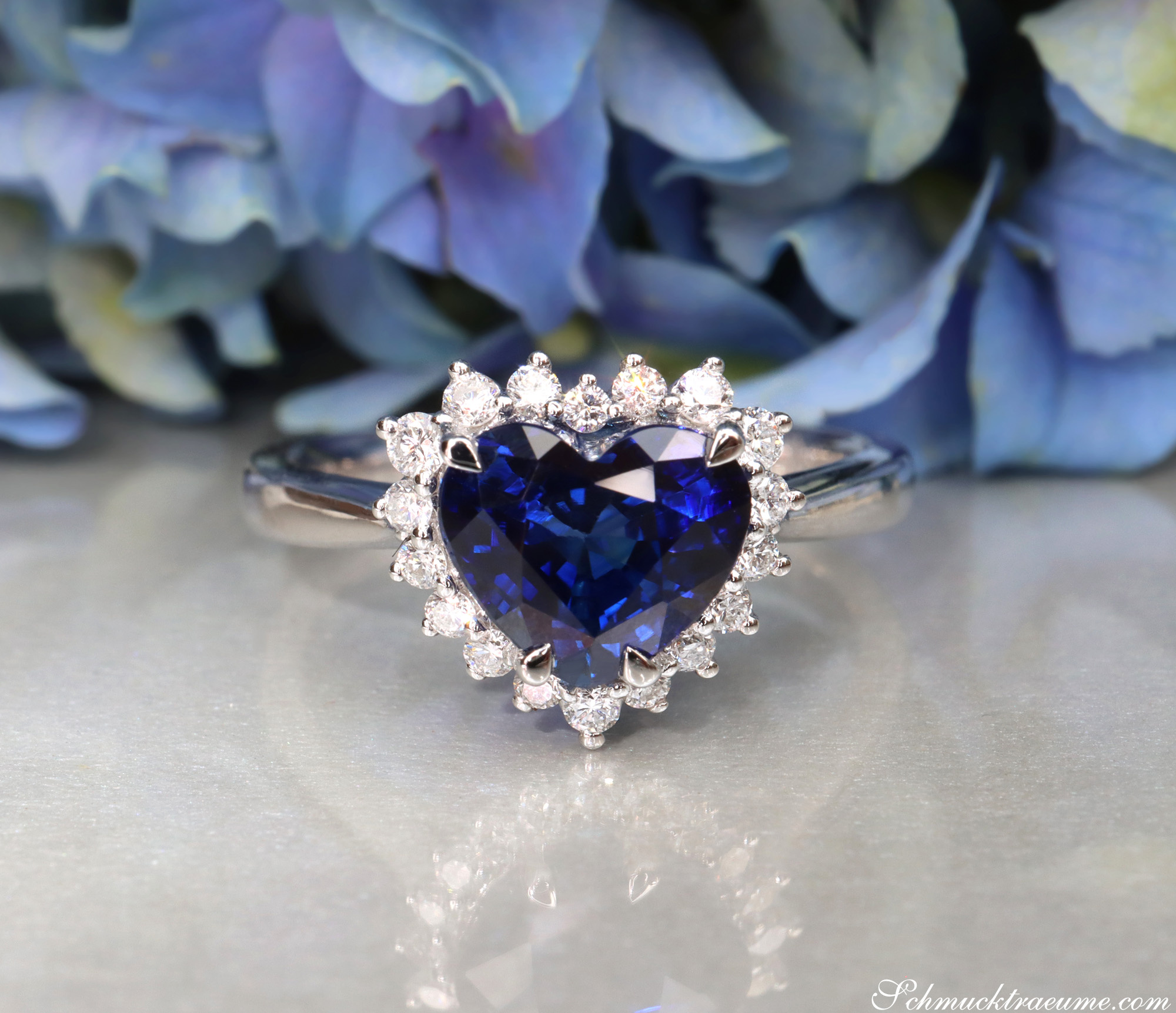 Herzlicher Saphir-Ring mit Brillanten in Weißgold 750, detailreich präsentiert.