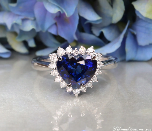 Herzlicher Saphir-Ring mit Brillanten in Weißgold 750, detailreich präsentiert. Herzlicher Saphir-Ring mit Brillanten in Weißgold 750, detailreich präsentiert.