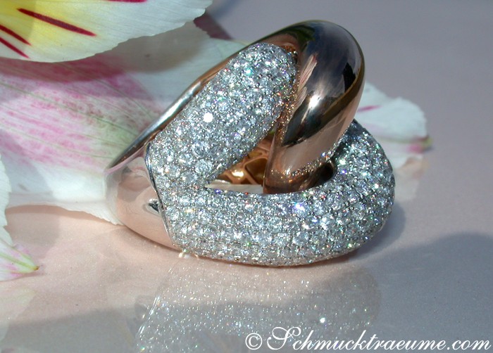 Detail des schweren Brillanten-Rings in Roségold, funkelnd auf Blüte liegend