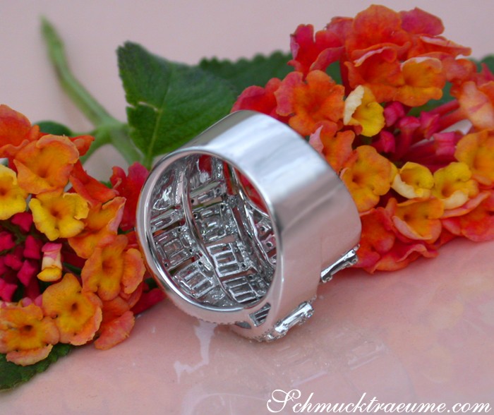 Silberner Brillantenring mit Baguette-Diamanten, detailreich, auf Blumen liegt
