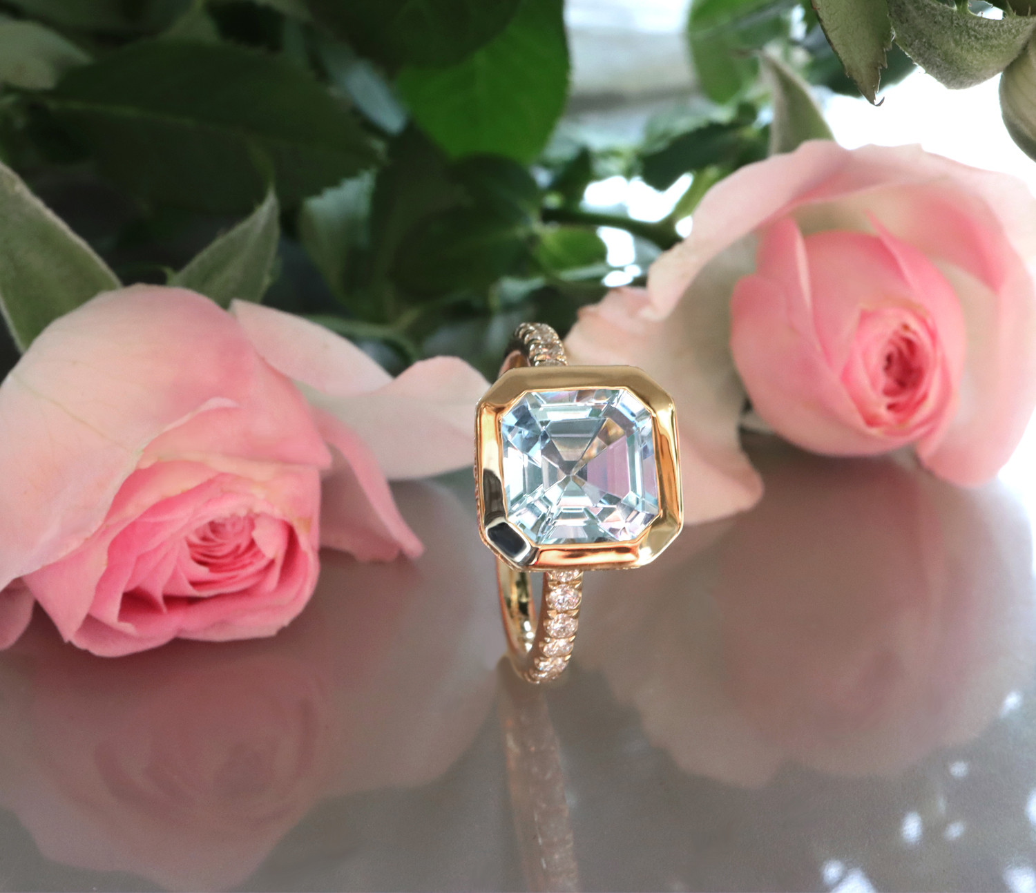 Raffinierter Aquamarin-Ring 585 Gelbgold mit Brillanten, Rosen im Hintergrund