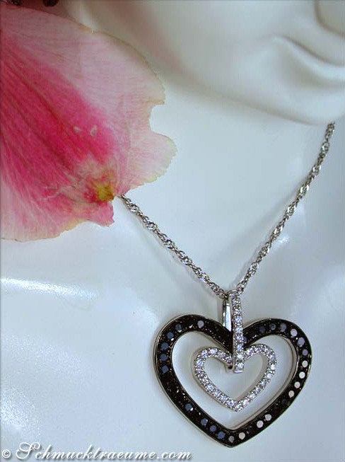 Herz-Anhänger mit schwarzen und weißen Diamanten, Detailaufnahme, Weißgold 585