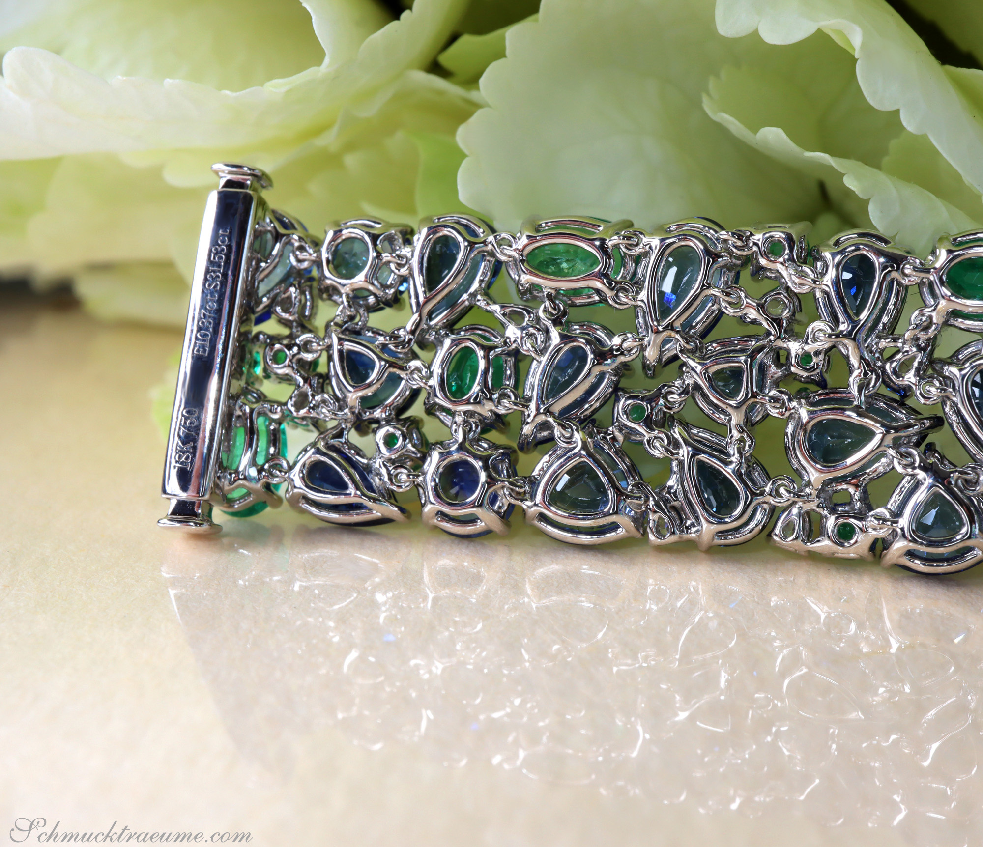 Detaillierte Saphir-Armband-Detailaufnahme mit Smaragden und Diamanten, 750er Weißgold.