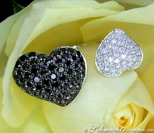 Herzform-Ring mit schwarzen Diamanten auf Rosenblüte