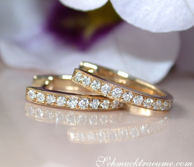 Gelbgold Creolen mit Brillanten - zarte Mini-Brillanten Creolen in Gelbgold 585. Gelbgold Creolen mit Brillanten - zarte Mini-Brillanten Creolen in Gelbgold 585.