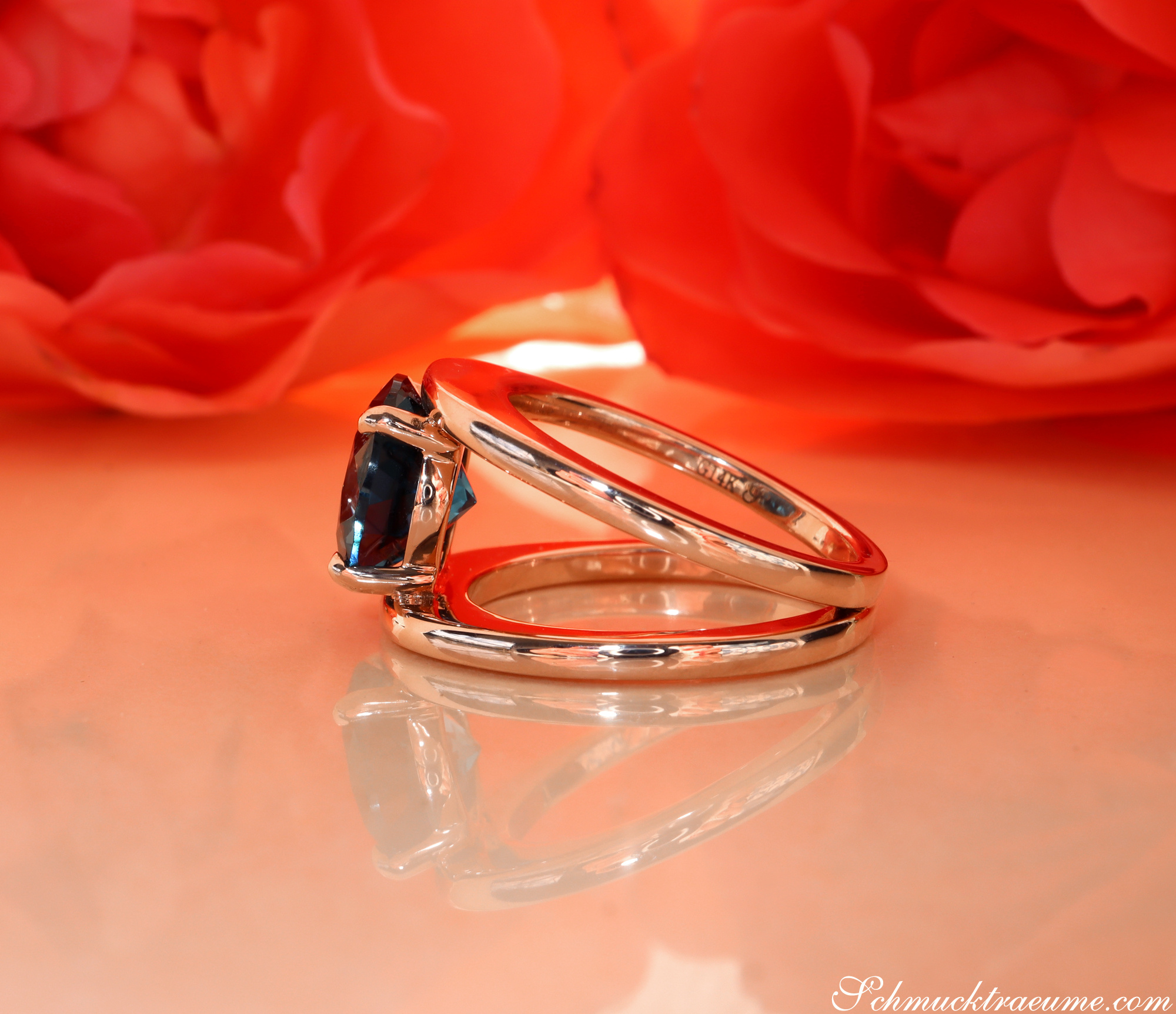 Blautopas-Ring in 585er Roségold mit klarer Linienpräsenz und Spannring-Effekt