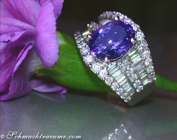 Weißgold-Tansanit-Ring mit Diamanten, Detailansicht, Trapezschliff, Vollschliff-Brillanten