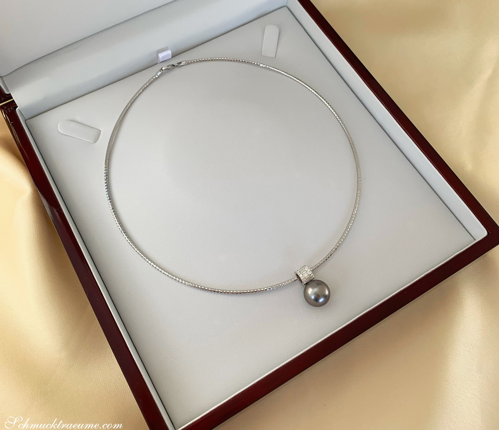 Weißgold-Anhänger mit Tahitiperle und Baguette-Diamanten in Box