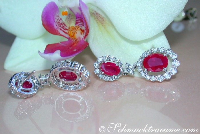 Rubin-Ohrstecker mit Diamanten auf Orchideenblüte