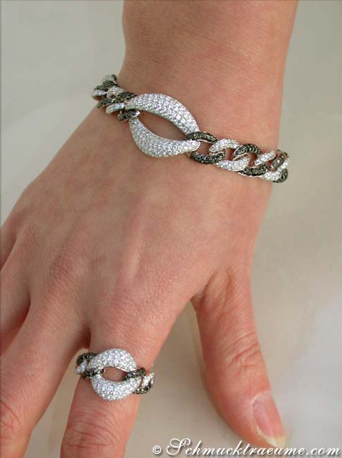 Schwarz-weißes Armband mit Diamanten, detailreiches Design auf Hand