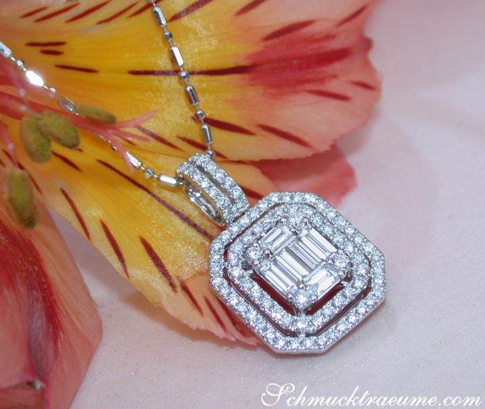 Blumig gestützter Brillanten-Anhänger im Octagon-Design mit Baguettes in Weißgold