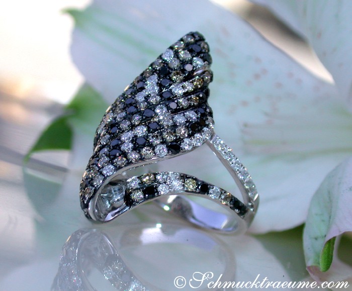 Schwarz-weiß-brauner Diamantring mit Verzierungen, Detailansicht auf Blume.