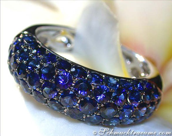 Weißgold 585 Ring mit blauen Saphiren im Pavé-Stil