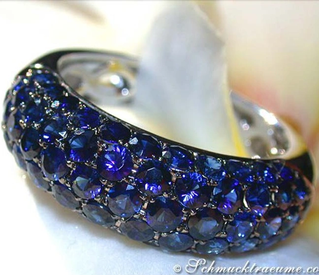 Weißgold 585 Ring mit blauen Saphiren im Pavé-Stil Weißgold 585 Ring mit blauen Saphiren im Pavé-Stil