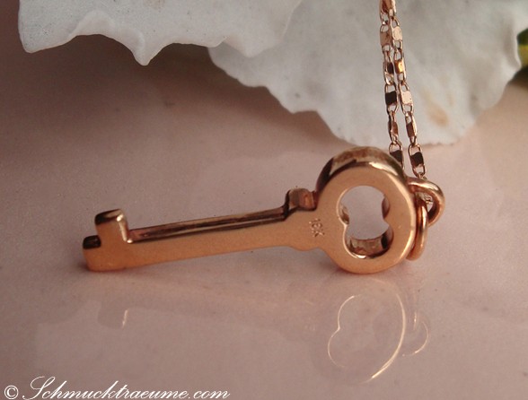 Detailaufnahme des roségoldenen Schlüsselanhängers mit Diamanten