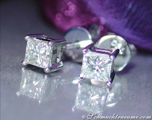 Weißgold-Ohrringe mit Princess-Diamanten (0,40 ct.), detailreich, elegant.