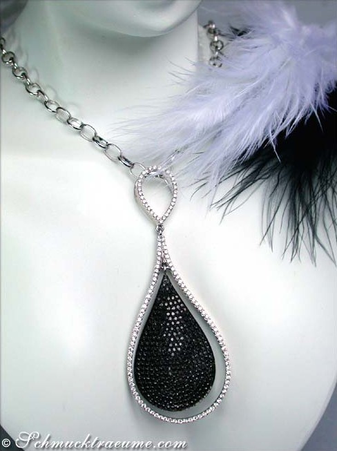 Modell trägt Collier mit schwarzen Diamanten und weißen Brillanten in Weißgold