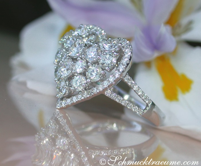 Herzformiger Brillant-Ring mit Diamantbesatz, getragen auf Blume