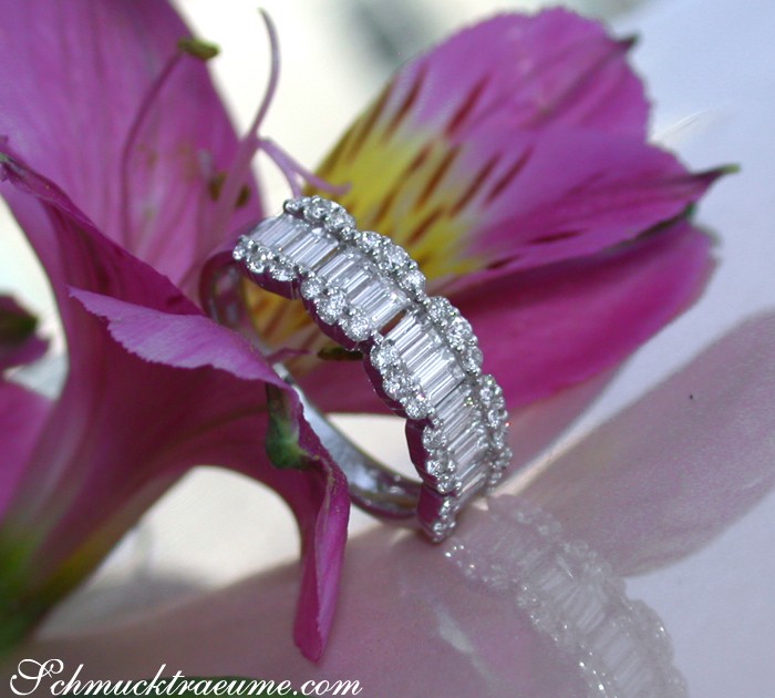 Klassischer Diamant-Ring mit Baguette-Steinen auf Blume, Detailaufnahme