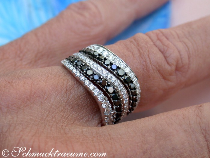 Schwarz-weiß-Diamant-Ring auf Hand, Detailaufnahme, elegant, glänzend