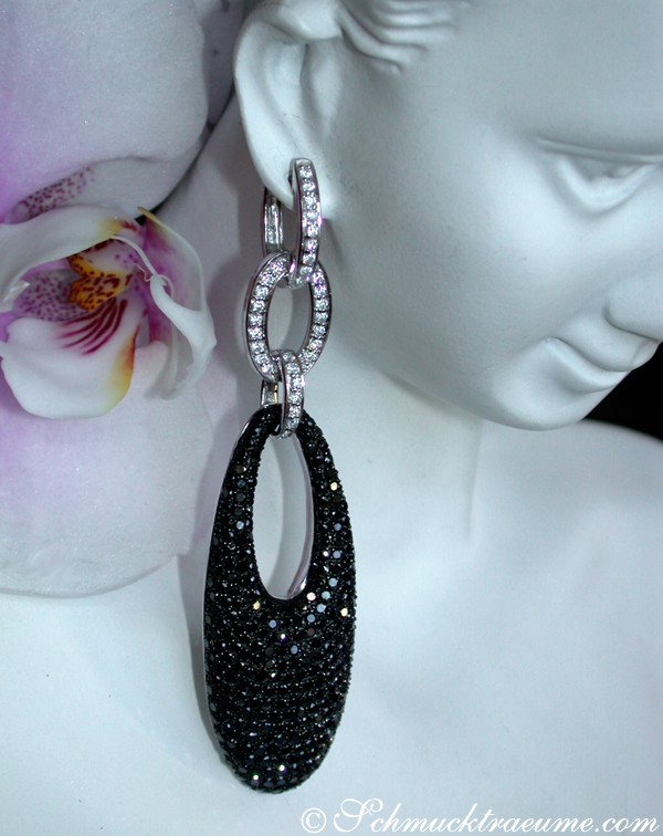 Schwarze Diamant-Ohrgehänge in Weißgold, lang, detailreich, elegant.