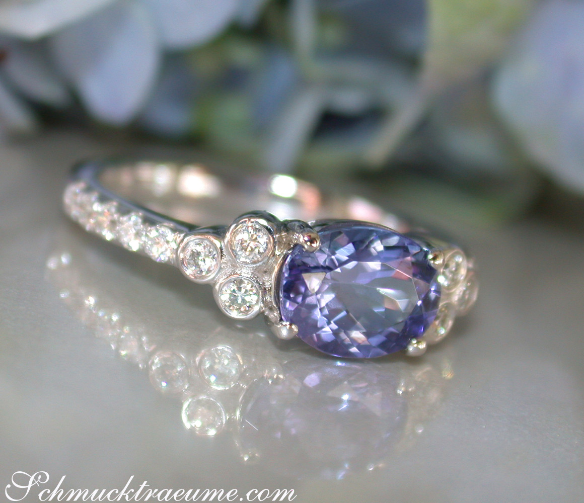 Weißgold-Tansanit-Ring mit Brillanten, Detailaufnahme, elegante Schmuckkollektion