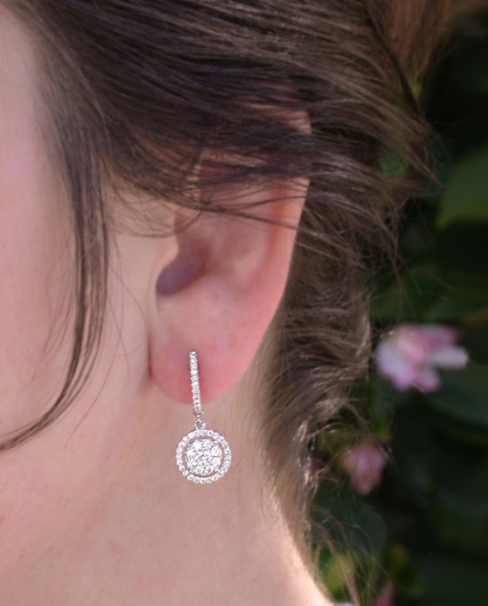 Detail der eleganten Diamant-Ohrhänger in Weißgold 750