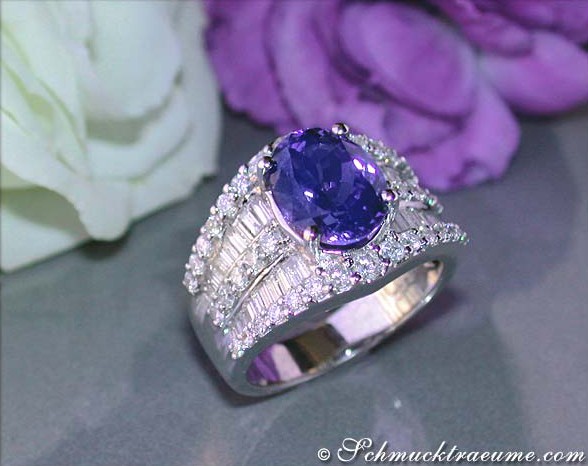 Weißgold-Ring mit Tansanit und Diamanten, Detailaufnahme, elegant getragen