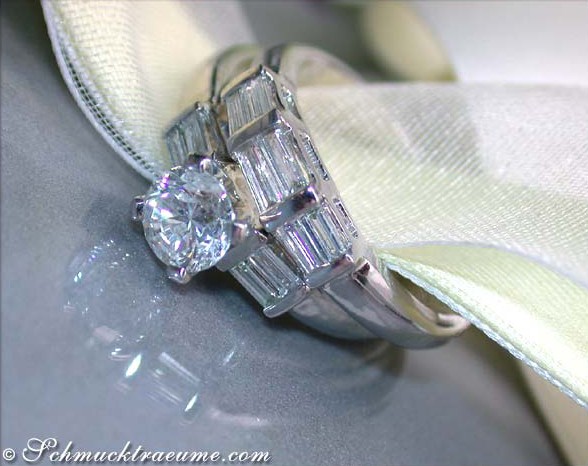 Weißgold-Ring mit Brillant und Baguette-Diamanten auf Satinband