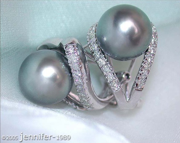 Silberner Clip-Ohrstecker mit Perlen und Diamanten, Detailansicht, elegante Linien