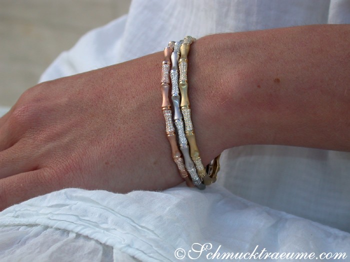 Satiniertes Roségold Armband mit Bambusdesign und Diamanten, Detailaufnahme an Hand.