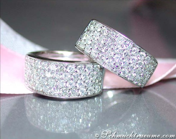 Stattliche Diamant-Halbcreolen auf silbernem Hintergrund