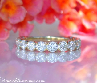 Goldener Erlesener Brillanten Memory Ring mit feinen Diamanten auf Blütenhintergrund