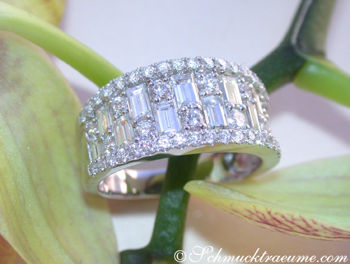 Weißgoldring mit Baguette-Diamanten auf Orchideenblatt