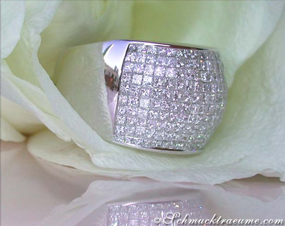 Diamantprinzessinnenring mit 220 Diamanten in Weißgold 750, Detailaufnahme auf Rosenblüte.