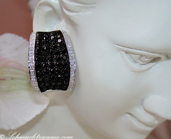 Schwarze Diamanten Ohrstecker auf weißem Mannequin, Perspektive von vorne