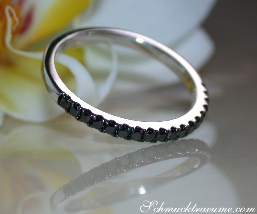 Schmuckring mit schwarzen Diamanten auf Blume, Detailaufnahme.