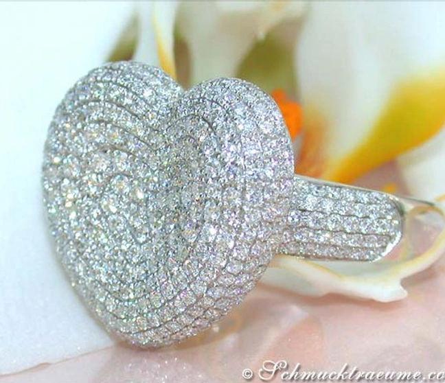 Herzformiger Brillanten-Pavé-Ring aus Weißgold 750, detailreiches Design Herzformiger Brillanten-Pavé-Ring aus Weißgold 750, detailreiches Design