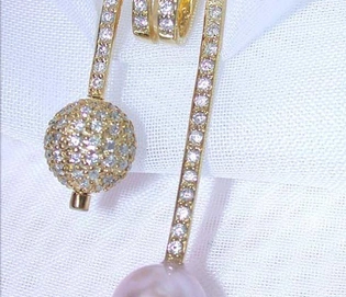 Goldener Anhänger mit lavendelfarbener Süßwasserperle und Brillanten-Pavé-Kugel