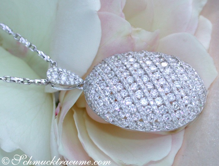 Detailansicht des Brillanten-Anhängers in Weißgold 750, umgeben von Blütenblättern