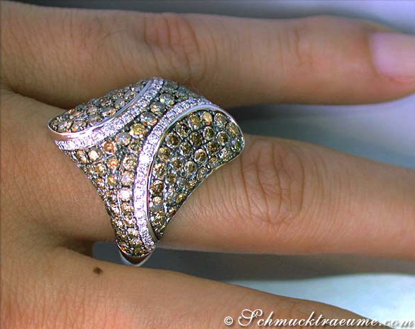 Weißgoldring mit naturbraunen und weißen Brillanten, Detailaufnahme auf Hand getragen