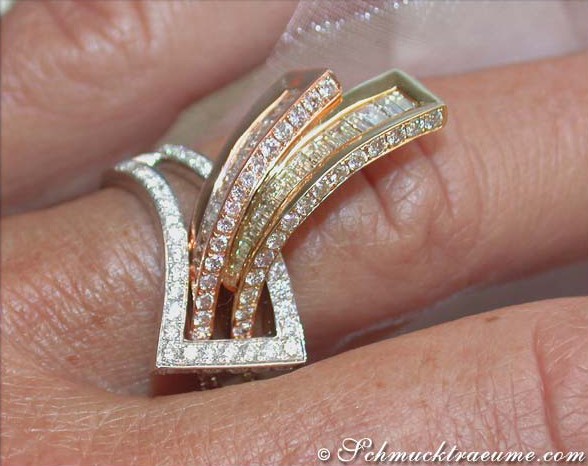 Weißgoldring mit Diamanten im Gürtel-Design, Detailaufnahme, Trageszene.