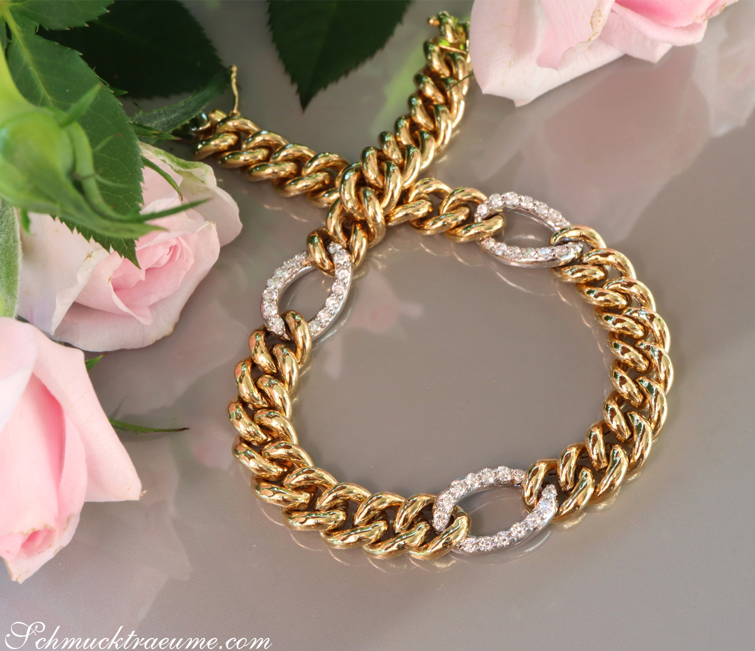 Goldene Panzerarmband-Detail mit Diamanten, Rosenblätter im Hintergrund