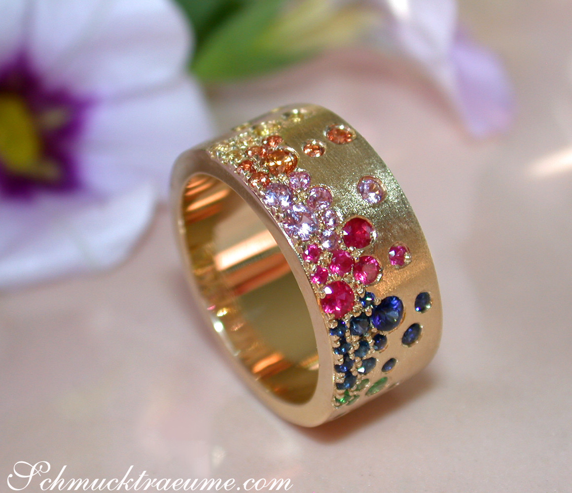 Gelbgold-Ring mit farbenfrohen Saphiren, Rubinen und Tsavorites, Detailaufnahme.